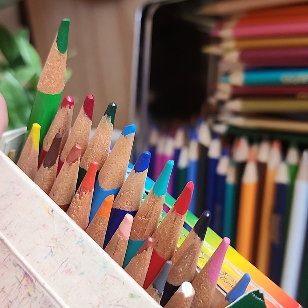 400 + Crayola Colored Pencils in Assorted Shades - Picture 7 of 10